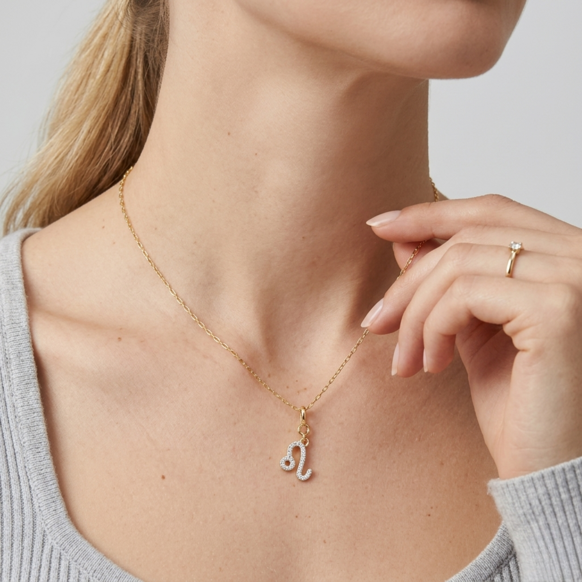Leo Signature Multiwearable Pendant
